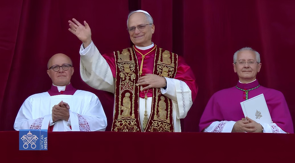 Papa Leão XIV se apresentando aos fiéis